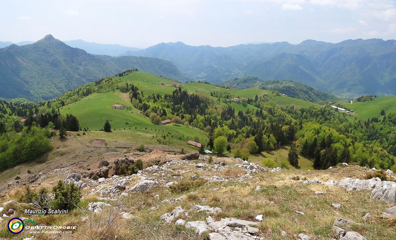 55 Panorama verso le colline di Dossena....JPG